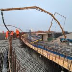 Betonstort van bijna 1500 m3 (dek van het viaduct).